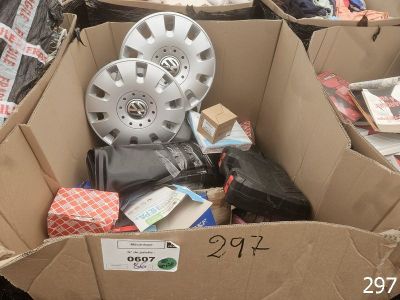 une boîte en carton remplie d'objets hétéroclites dans la rue