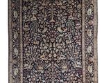 un tapis persan antique avec un motif floral sur fond blanc
