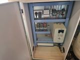une armoire contenant tout un tas d'équipements électriques