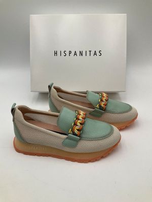 une paire de chaussures pour femme dans les tons verts et beiges