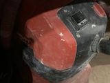 une machine rouge et noire posée par terre