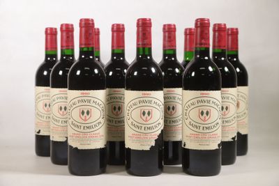 six bouteilles de vin sont alignées sur une table