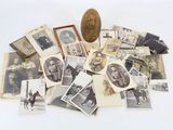 une pile de vieilles photos posée sur une table blanche