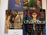 de nombreux livres exposés les uns à côté des autres sur une table