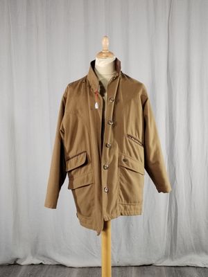 une photo d'une veste marron posée sur un présentoir pour mannequin