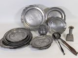 beaucoup d'assiettes et de cuillères en argent sur la table