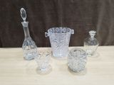 trois vases en verre et une bouteille posés sur une table