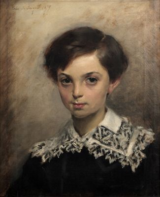 portrait d'une jeune fille en robe noire à col en dentelle