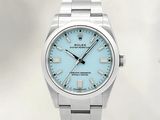 un gros plan d'une montre Rolex au cadran bleu