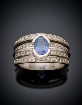 un gros plan d'une bague sertie d'un saphir bleu entouré de diamants