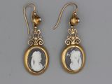 deux paires de boucles d'oreilles représentant un homme et une femme