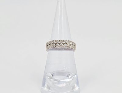 un gros plan d'une bague en diamant posée sur un cône transparent
