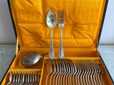 un coffret à couverts contenant des cuillères et des fourchettes