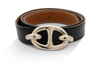 Gros plan sur une ceinture noire avec une boucle dorée