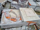 plein de boîtes et encore des boîtes de billes par terre