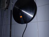 un miroir noir accroché au mur d'une salle de bains