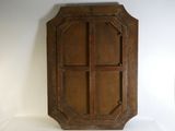 une vieille armoire en bois avec une vitrine accrochée au mur
