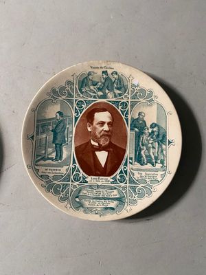 deux assiettes avec l'image d'un homme et d'une femme