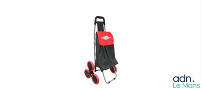 Le caddie est rouge et noir, avec une poignée noire.