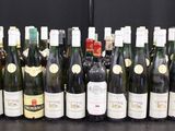 plusieurs bouteilles de vin alignées sur une table