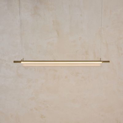 une photo d'un luminaire suspendu au plafond