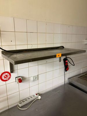 une image d'une cuisine avec un évier et un comptoir