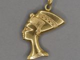 un pendentif en or représentant la tête d'une Égyptienne