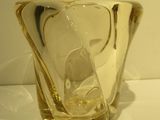 un vase en verre posé sur une table