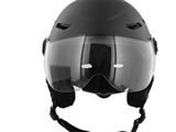 le casque est noir et comporte un étau transparent