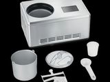 une image représentant un appareil électroménager de cuisine avec une tasse et des cuillères