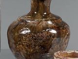 trois vases posés l'un à côté de l'autre sur une table