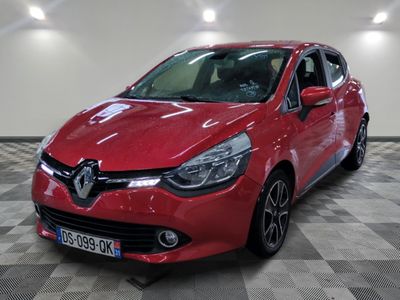 la voiture rouge est garée sur le sol en damier du garage