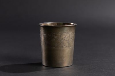 une coupe en argent posée sur une table