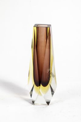 un vase en verre posé sur une surface blanche