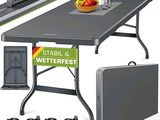 La table est dressée avec une planche à découper, un couteau et d'autres ustensiles