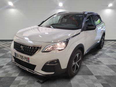 la voiture blanche est garée dans le garage sur le sol en damier
