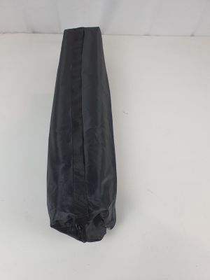 le dos d'un sac noir posé sur une surface blanche