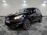 La Nissan QX noire est garée sur un sol à damier.