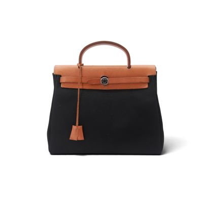 un sac à main en cuir noir et fauve avec une poignée marron