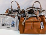 trois sacs contenant des sacs à main sont emballés dans du plastique sur une surface blanche