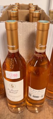 Plusieurs bouteilles de vin sont alignées dans une boîte en carton