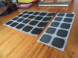deux tapis noir et blanc sur un parquet