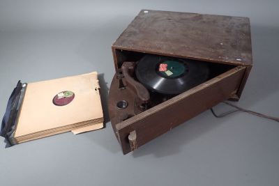 un vieux tourne-disque avec un disque dessus