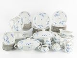 beaucoup d'assiettes, de tasses et de soucoupes bleues et blanches