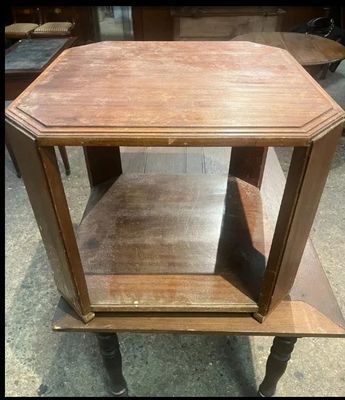 une petite table en bois surmontée d'une étagère