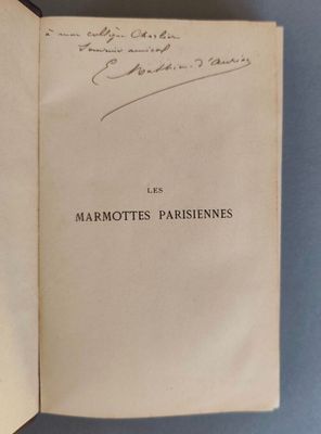 un livre ouvert, sur lequel figure un titre écrit à la main, posé sur une table