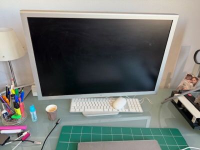 un bureau d'informatique équipé d'un écran, d'un clavier, d'une souris et d'autres fournitures de bureau
