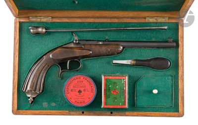 une boîte en bois contenant un pistolet et d'autres objets