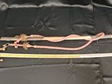 Deux épées sont posées sur un tissu noir, sur une table.