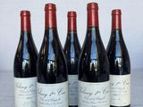 quatre bouteilles de vin sont alignées sur une table
